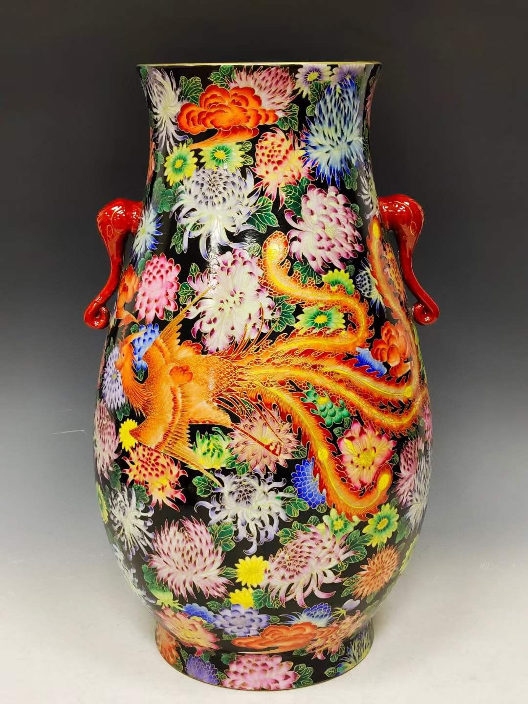 美品·款识“大清乾隆年制”精工细作满工描金掐丝珐琅彩龙凤穿花纹象耳尊。 美品·款识“大清乾隆年制”精工细作满工描金掐丝珐琅彩龙凤穿花纹象耳尊。