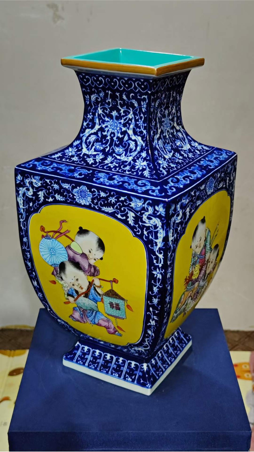 美品·款识“大清乾隆年制”精工细作满工青花四面开窗黄釉粉彩婴戏纹四棱方瓶。