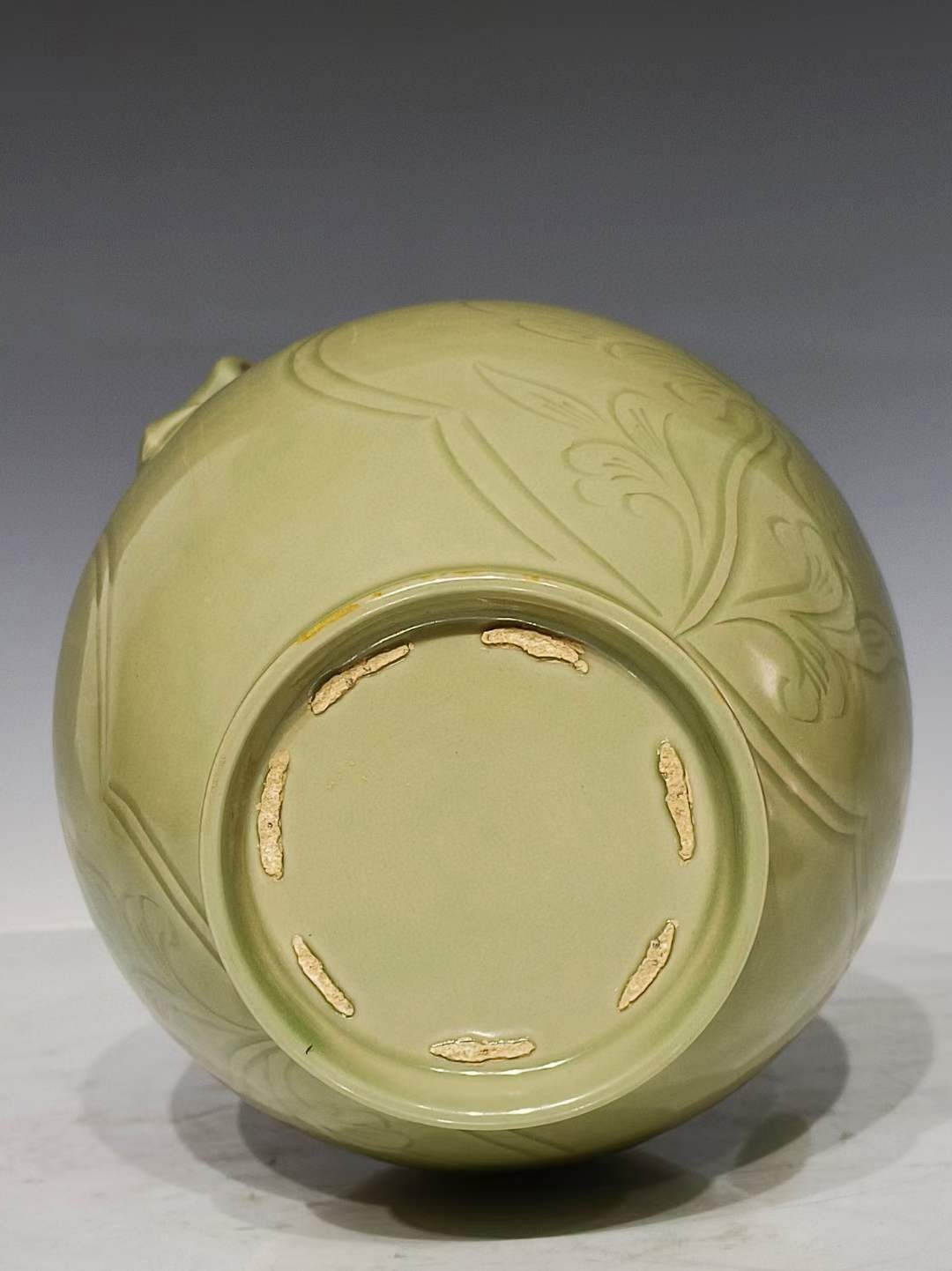 美品·精工细作满工越窑青瓷暗饰刻瓷花卉纹执壶。