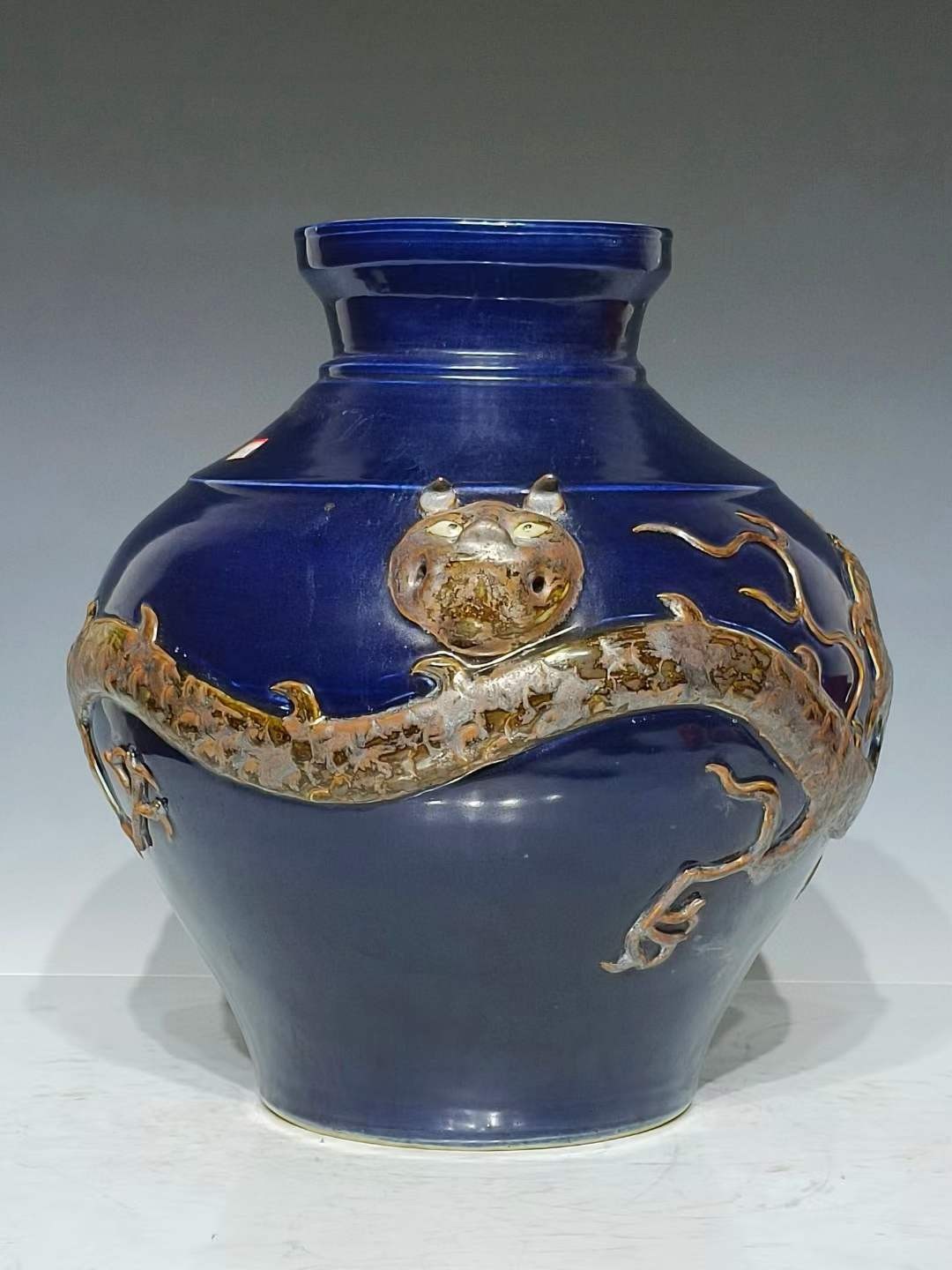美品.精工细作满工霁蓝釉刻瓷浮雕龙纹兽首贯耳罐