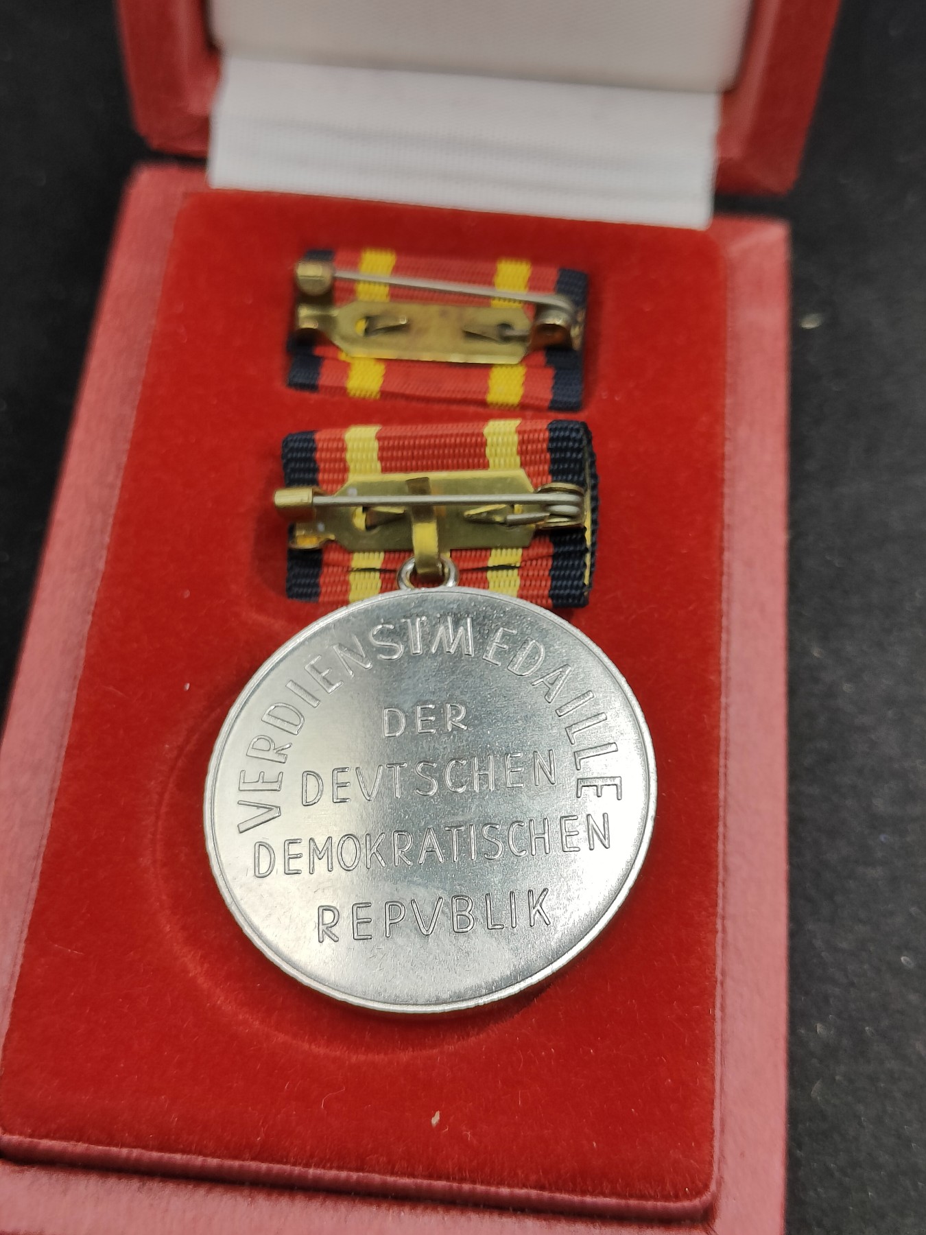 全场0元起拍 第91期 咸鱼国勋章拍卖专场 9月17日（周日）下午6：00开始 东德 德意志民主共和国功绩奖章 带实体略带盒