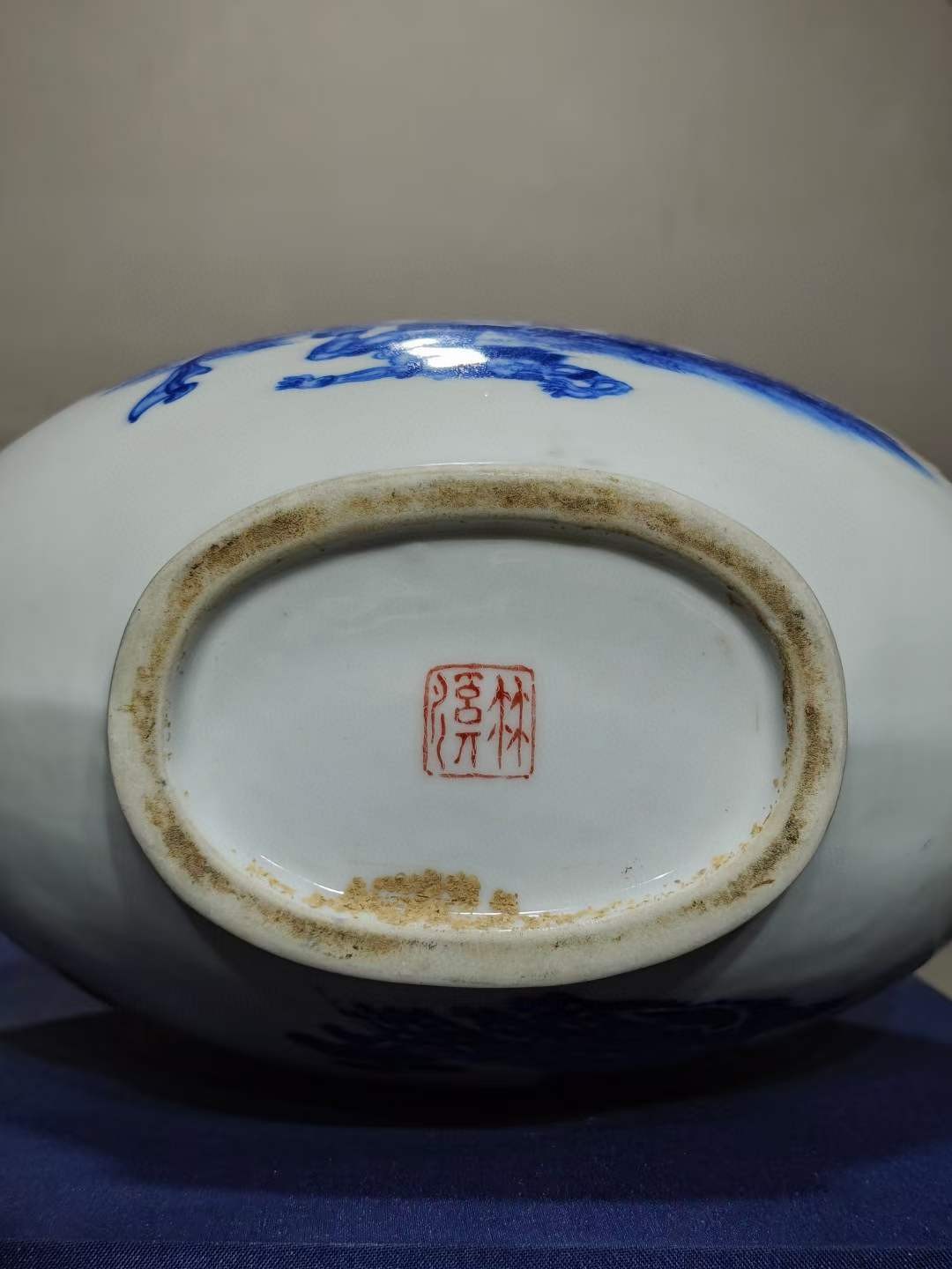 美品·王步作品·精工细作满工青花开窗“张天师”“金鹰”纹抱月瓶。 “先有绿芽后有天，我比天来还在先”