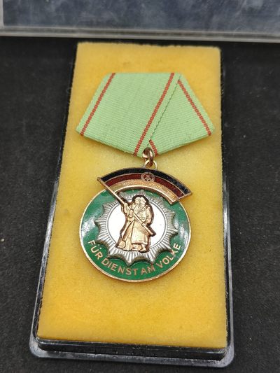 全场0元起拍 第91期 咸鱼国勋章拍卖专场 9月17日（周日）下午6：00开始 - 东德人民警察荣誉奖章 珐琅带盒