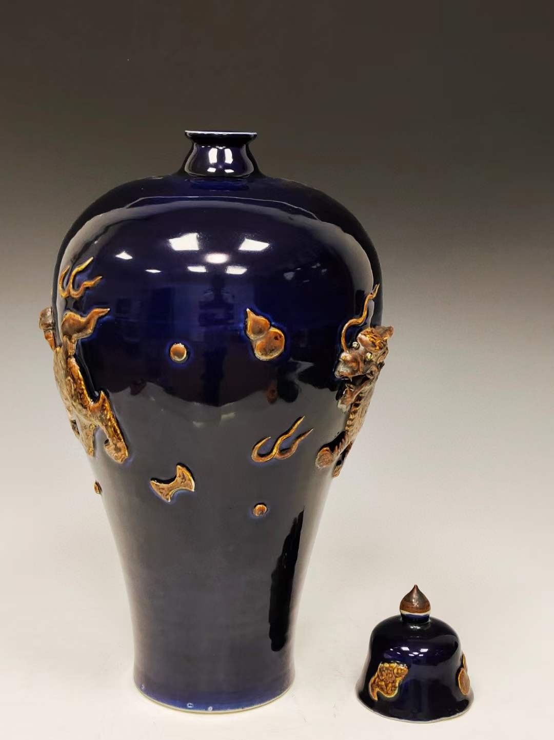 美品.精品霁蓝釉刻瓷浮雕麒麟纹带盖梅瓶一对