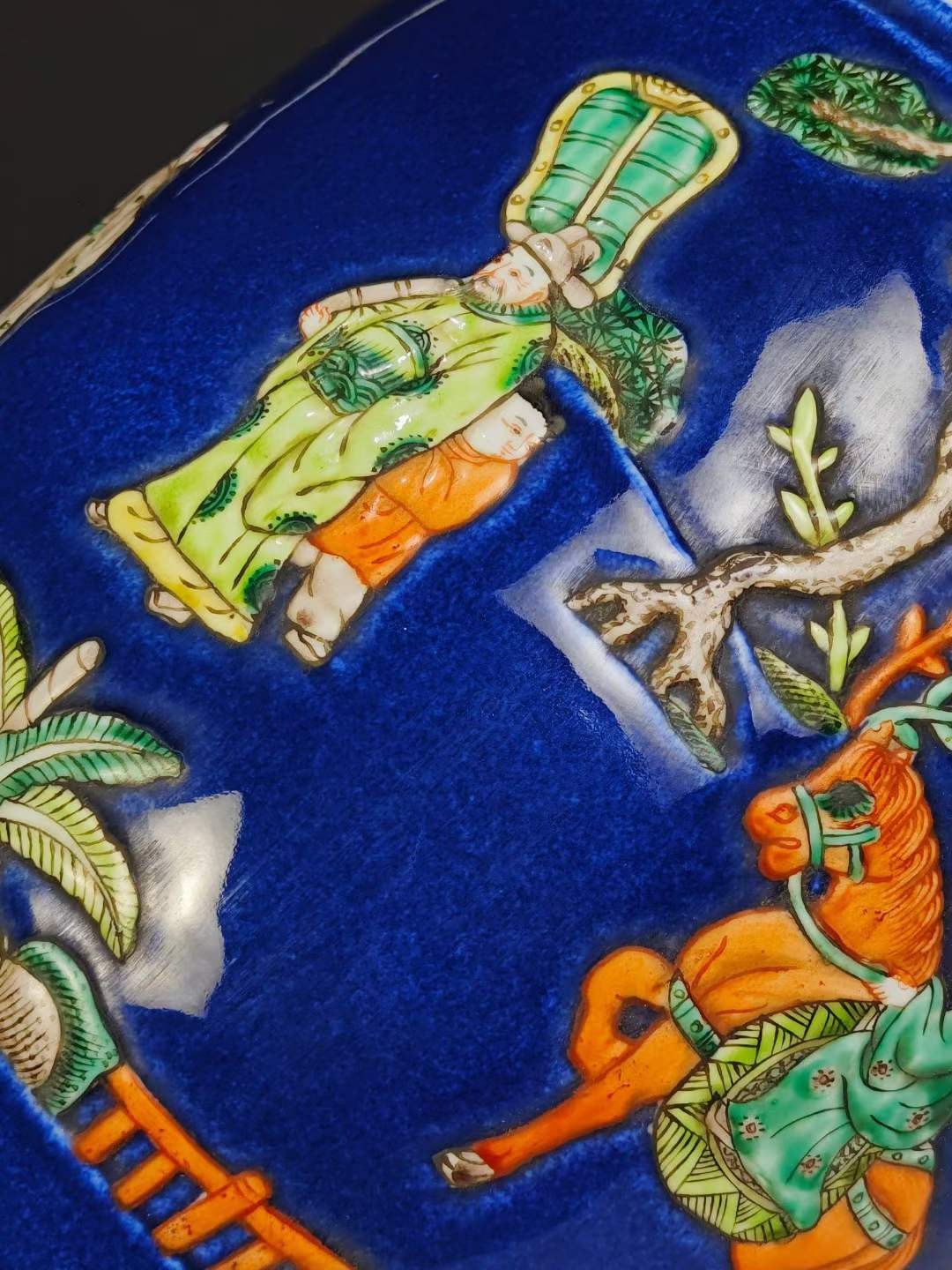 美品·款识“慎德堂博古制”精工细作满工洒蓝釉刻瓷人物纹卷缸。