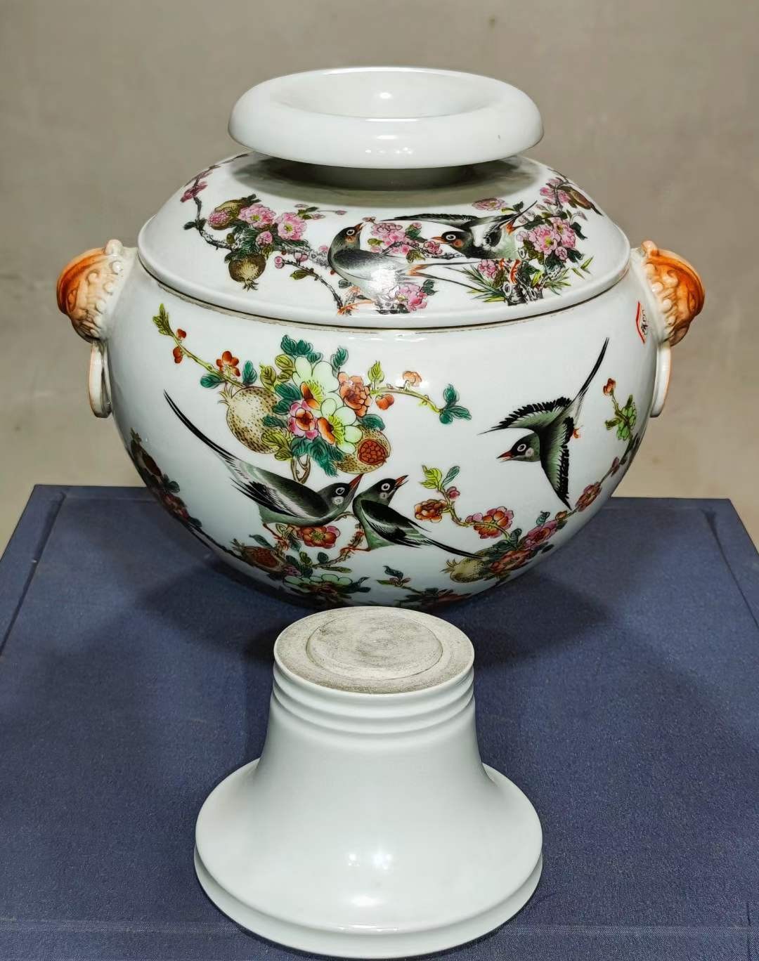 美品·款识“居仁堂制”精工细作满工粉彩“石榴喜鹊花鸟”纹兽首贯耳三体高足盖罐。 美品·款识“居仁堂制”精工细作满工粉彩“石榴喜鹊花鸟”纹兽首贯耳三体高足盖罐。