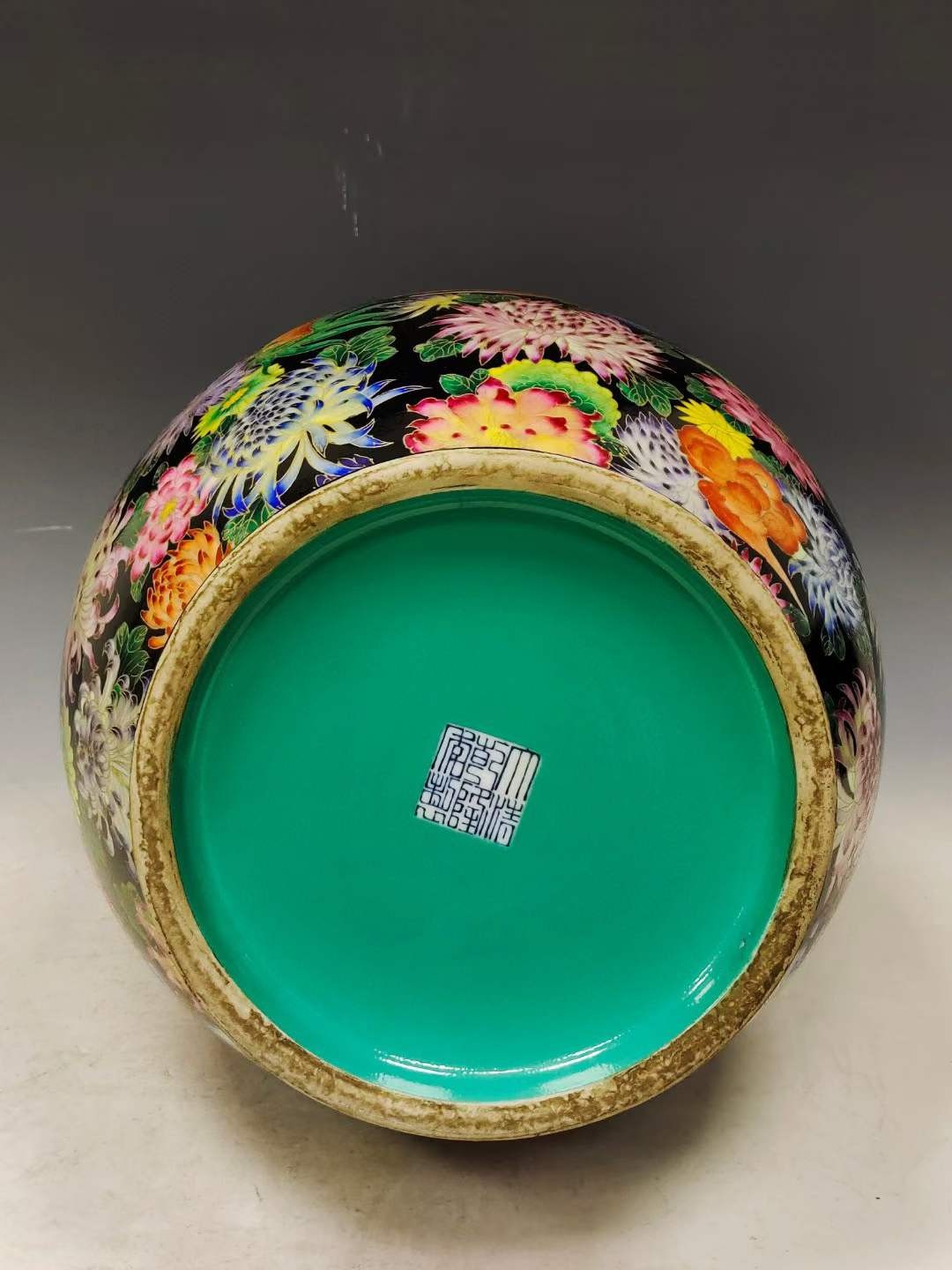 美品·款识“大清乾隆年制”精工细作满工描金掐丝珐琅彩龙凤穿花纹象耳尊。 美品·款识“大清乾隆年制”精工细作满工描金掐丝珐琅彩龙凤穿花纹象耳尊。