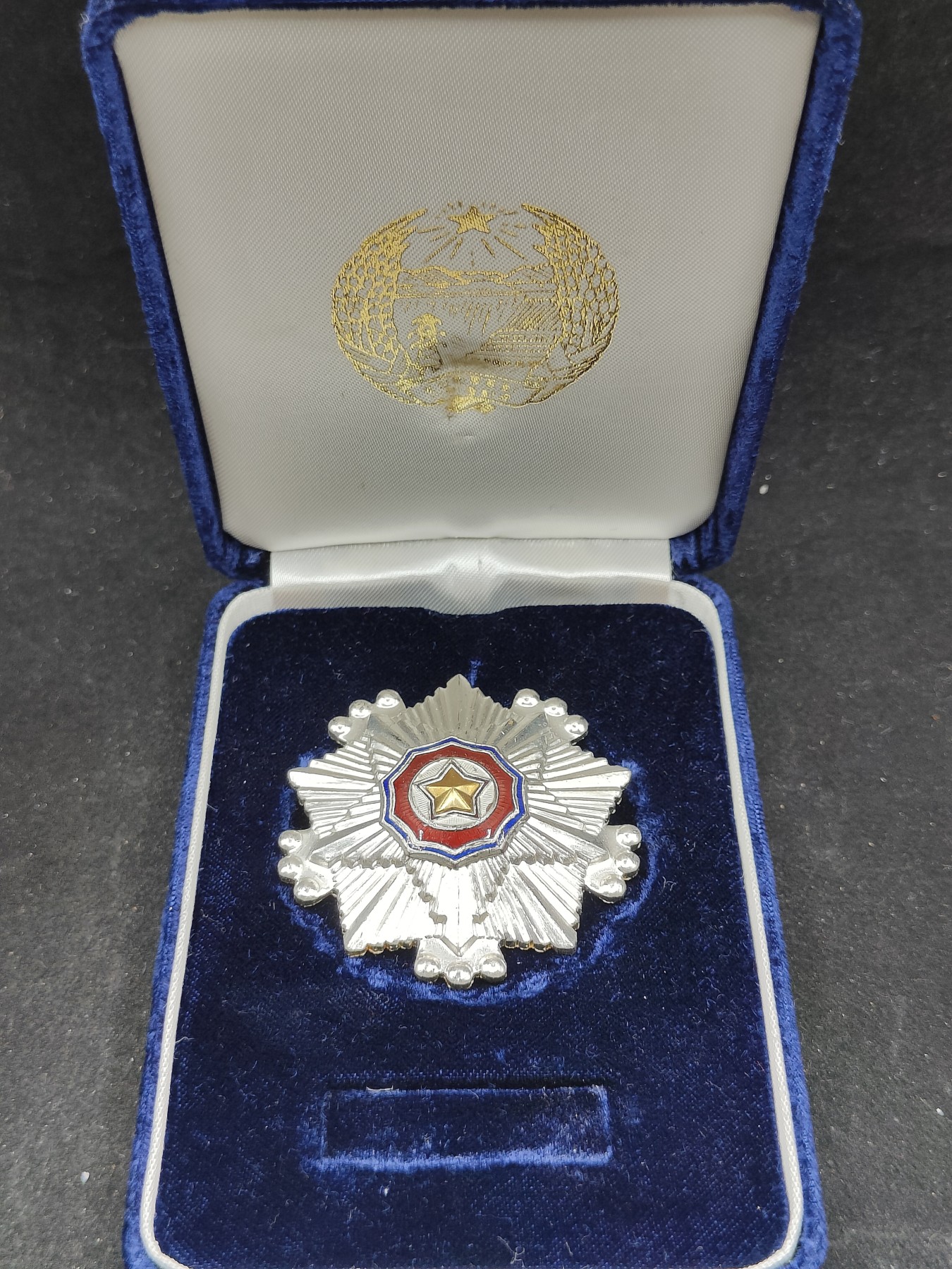 全场0元起拍 第91期 咸鱼国勋章拍卖专场 9月17日（周日）下午6：00开始 朝总联版烫金国徽盒 三级国旗勋章