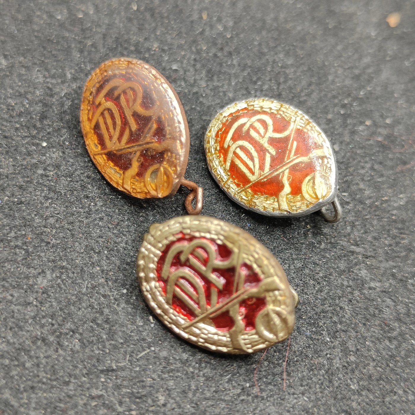 全场0元起拍 第91期 咸鱼国勋章拍卖专场 9月17日（周日）下午6：00开始 东德gst军事技能章 金银铜一组