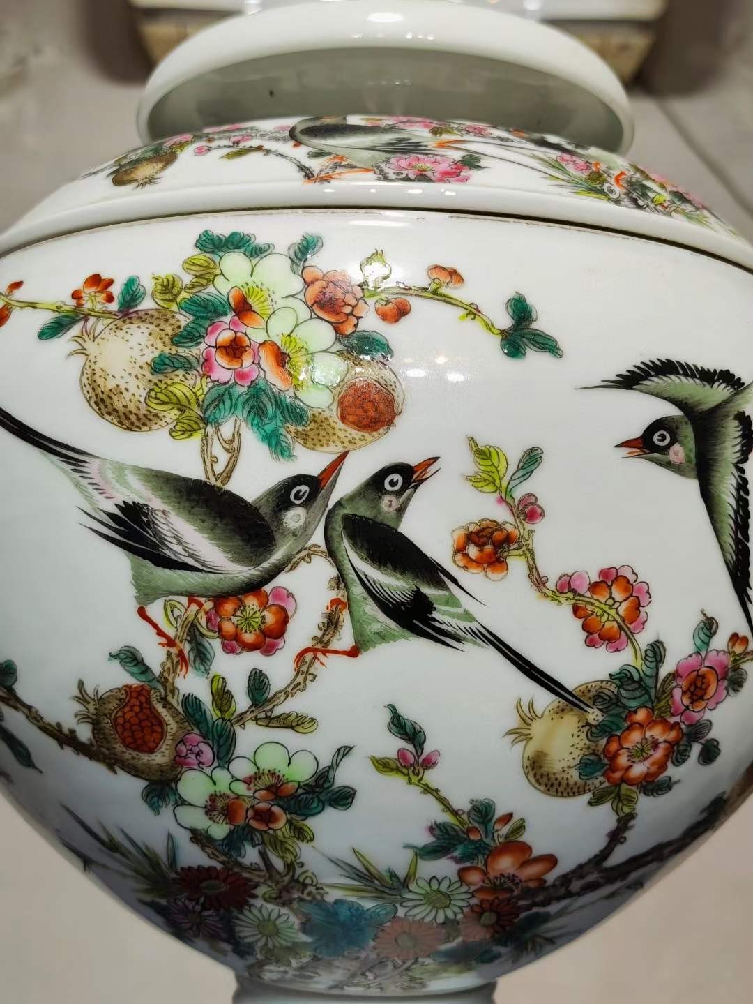 美品·款识“居仁堂制”精工细作满工粉彩“石榴喜鹊花鸟”纹兽首贯耳三体高足盖罐。 美品·款识“居仁堂制”精工细作满工粉彩“石榴喜鹊花鸟”纹兽首贯耳三体高足盖罐。