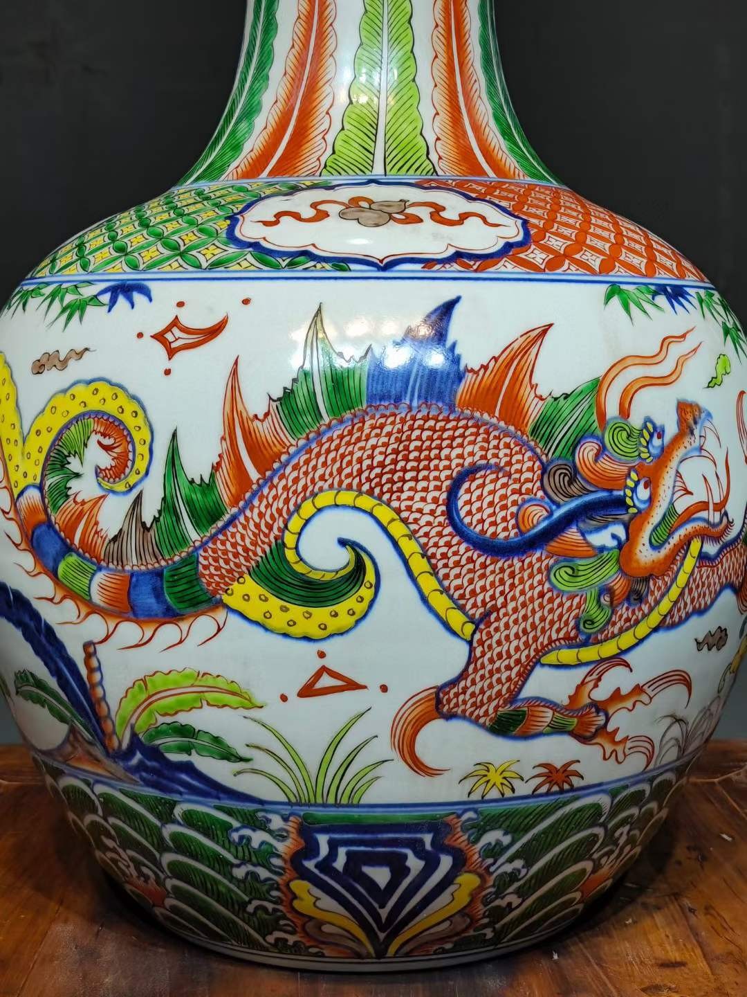 美品·款识“大明宣德年制”精工细作满工青花五彩螭龙纹天球瓶。