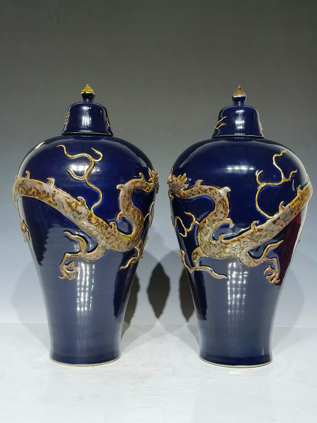 美品.精品霁蓝釉刻瓷浮雕龙纹带盖梅瓶一对