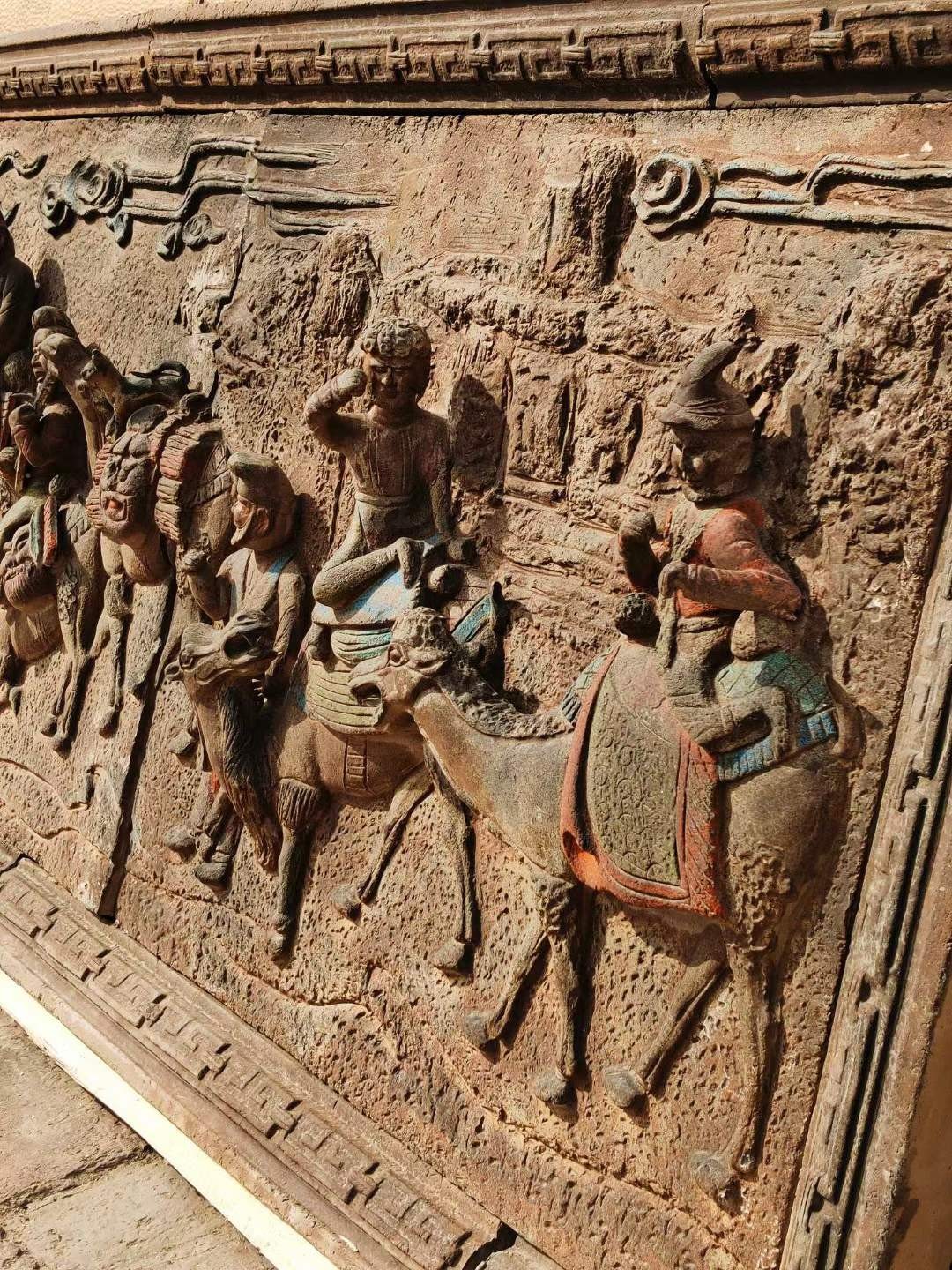 美品·精工老汉砖·层雕、浮雕·“丝绸之路”人物骆驼纹汉砖一套。立体高浮雕，颜色艳丽，手工雕塑，成色如图 美品·精工老汉砖·层雕、浮雕·“丝绸之路”人物骆驼纹汉砖一套。立体高浮雕，颜色艳丽，手工雕塑，成色如图