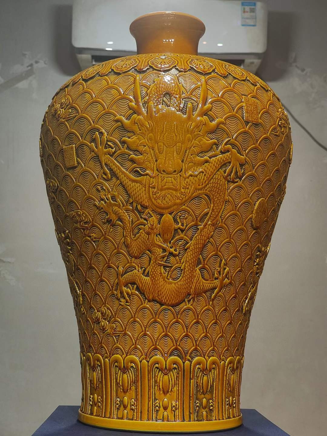 美品·款识“大清乾隆年制”精工细作满工黄釉高浮雕刻瓷海水龙纹梅瓶。 美品·款识“大清乾隆年制”精工细作满工黄釉高浮雕刻瓷海水龙纹梅瓶。