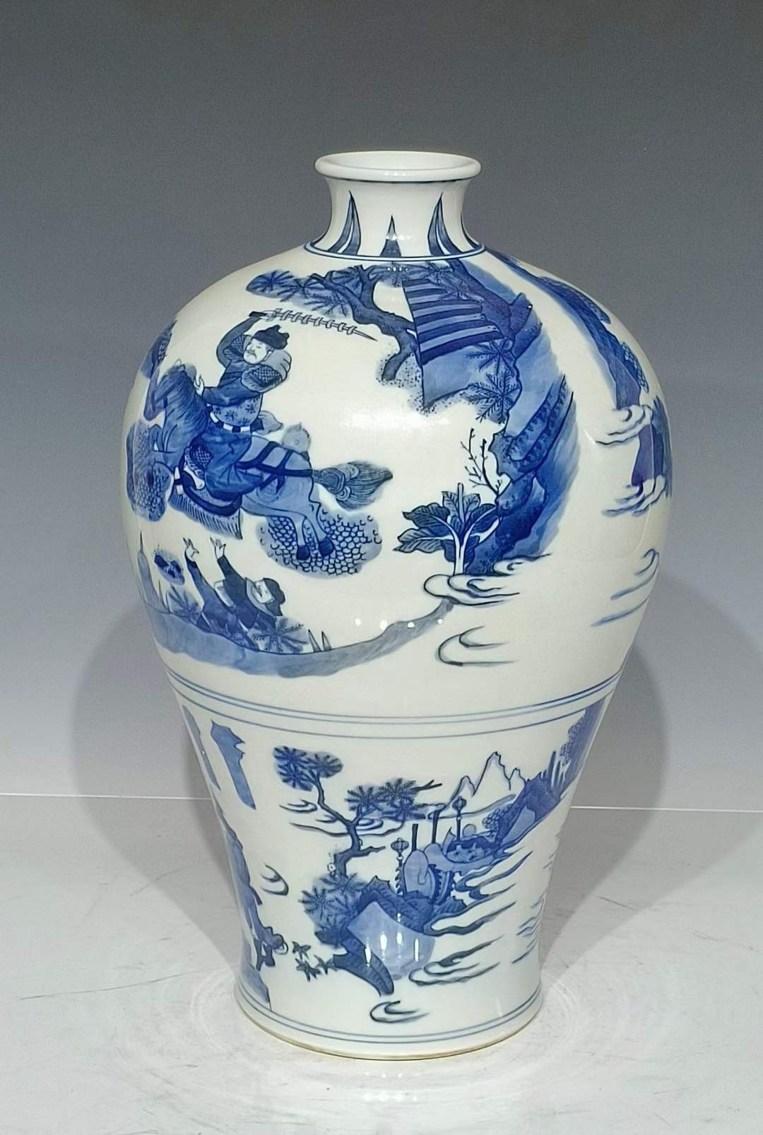 美品·款识“大清康熙年制”精工细作满工青花人物故事纹梅瓶。