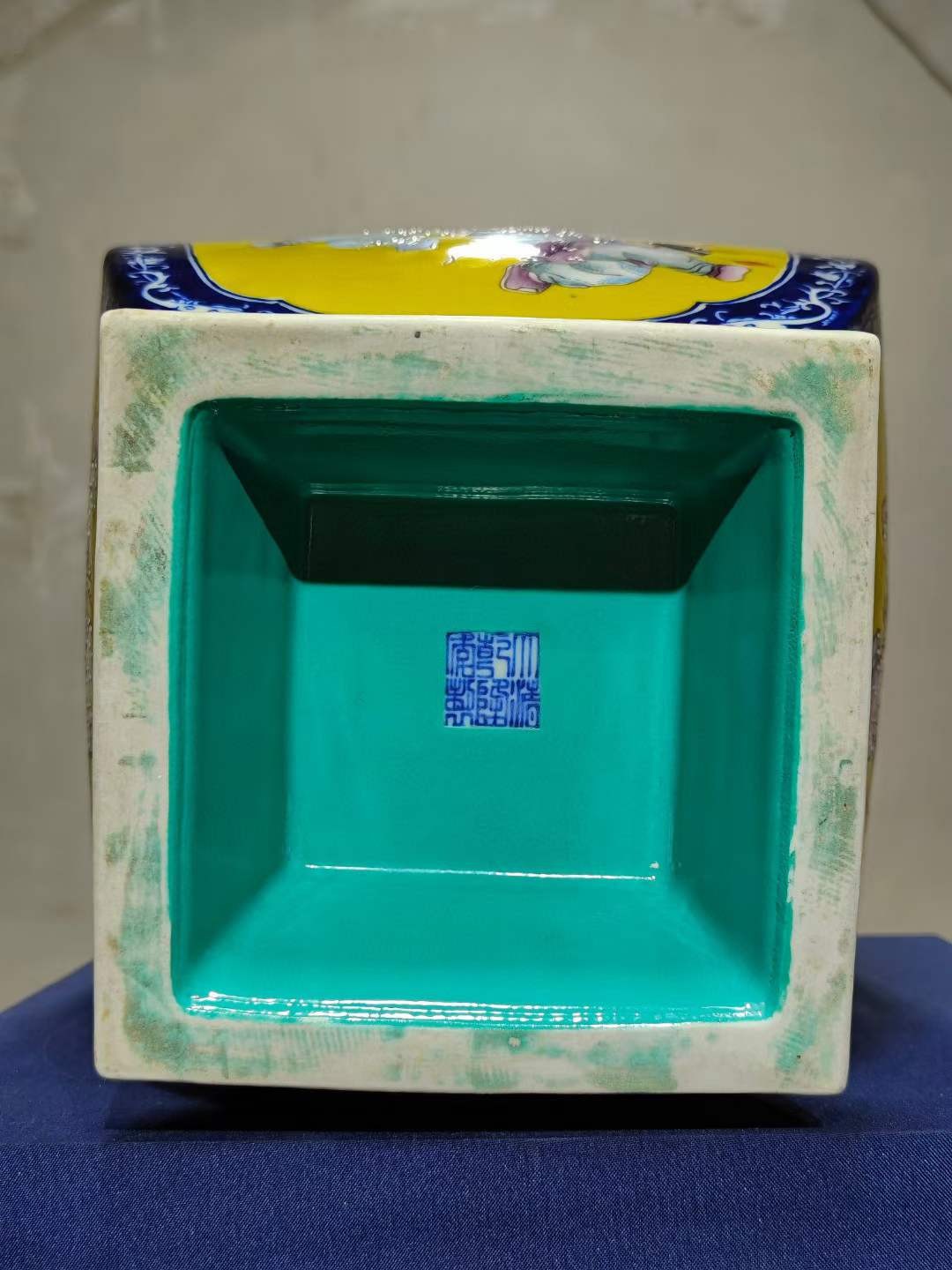 美品·款识“大清乾隆年制”精工细作满工青花四面开窗黄釉粉彩婴戏纹四棱方瓶。