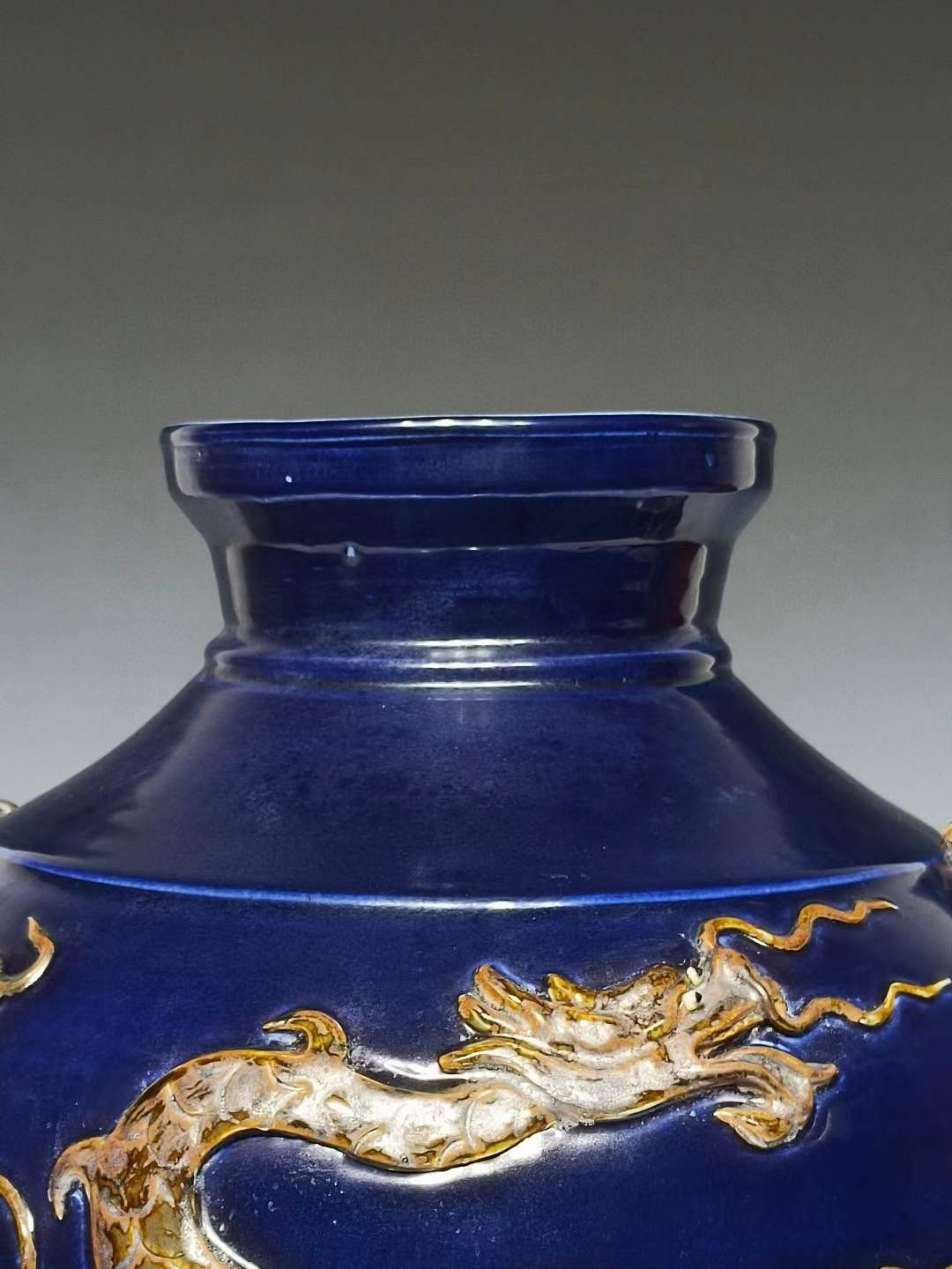 美品.精工细作满工霁蓝釉刻瓷浮雕龙纹兽首贯耳罐