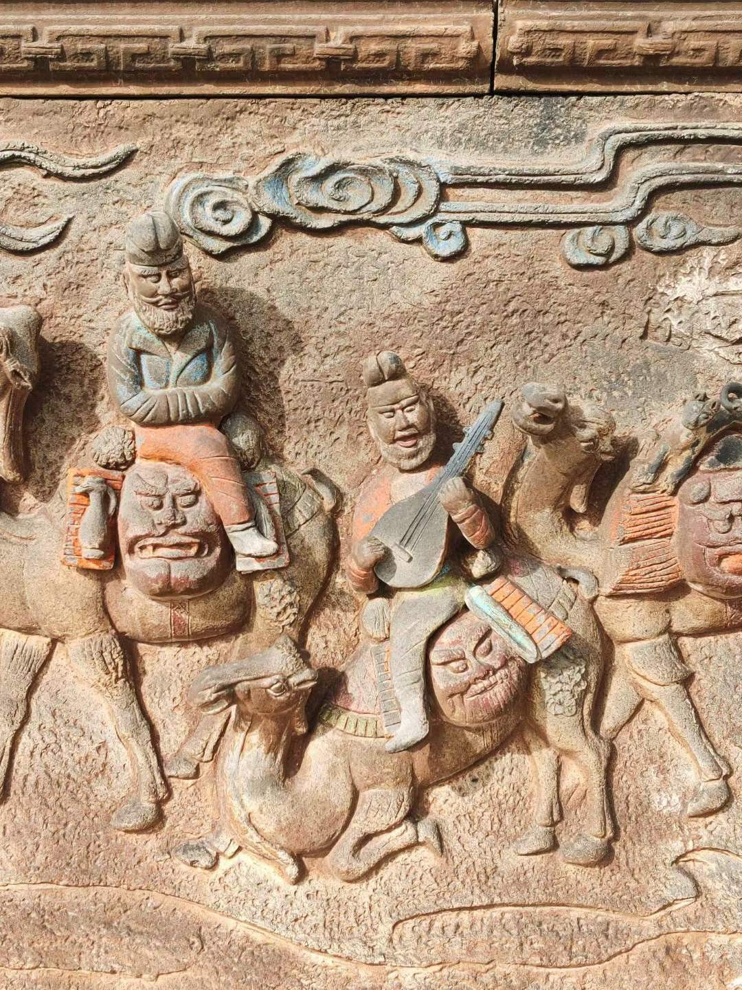 美品·精工老汉砖·层雕、浮雕·“丝绸之路”人物骆驼纹汉砖一套。立体高浮雕，颜色艳丽，手工雕塑，成色如图 美品·精工老汉砖·层雕、浮雕·“丝绸之路”人物骆驼纹汉砖一套。立体高浮雕，颜色艳丽，手工雕塑，成色如图