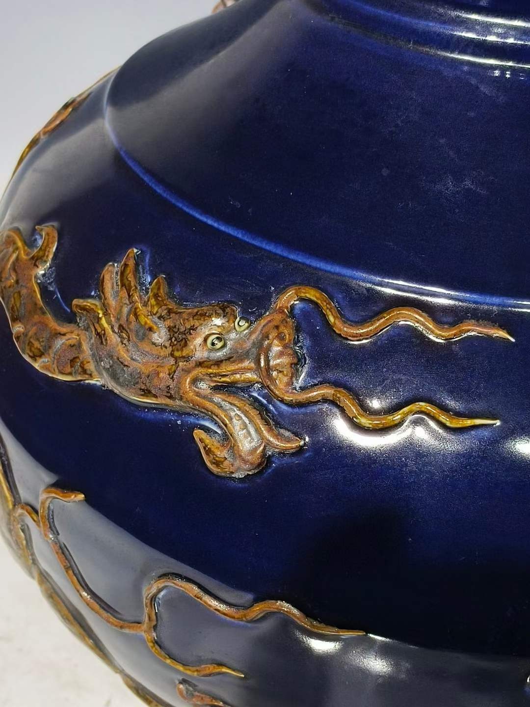 美品.精工细作满工霁蓝釉刻瓷浮雕龙纹兽首贯耳罐