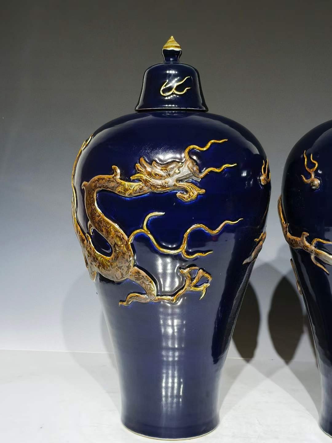 美品.精品霁蓝釉刻瓷浮雕龙纹带盖梅瓶一对