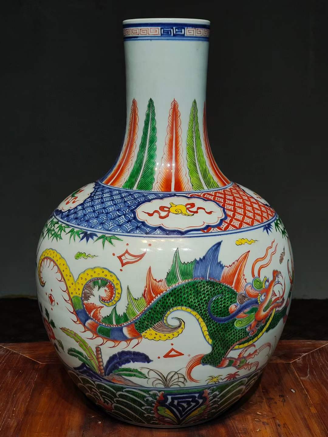 美品·款识“大明宣德年制”精工细作满工青花五彩螭龙纹天球瓶。