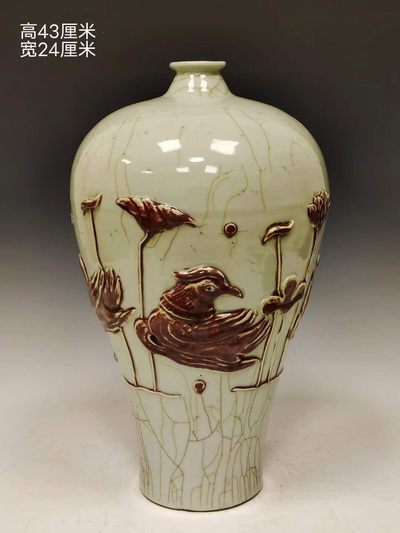 美品.精品哥釉白釉釉里红刻瓷浮雕莲池鸳鸯纹梅瓶 - 美品.精品哥釉白釉釉里红刻瓷浮雕莲池鸳鸯纹梅瓶