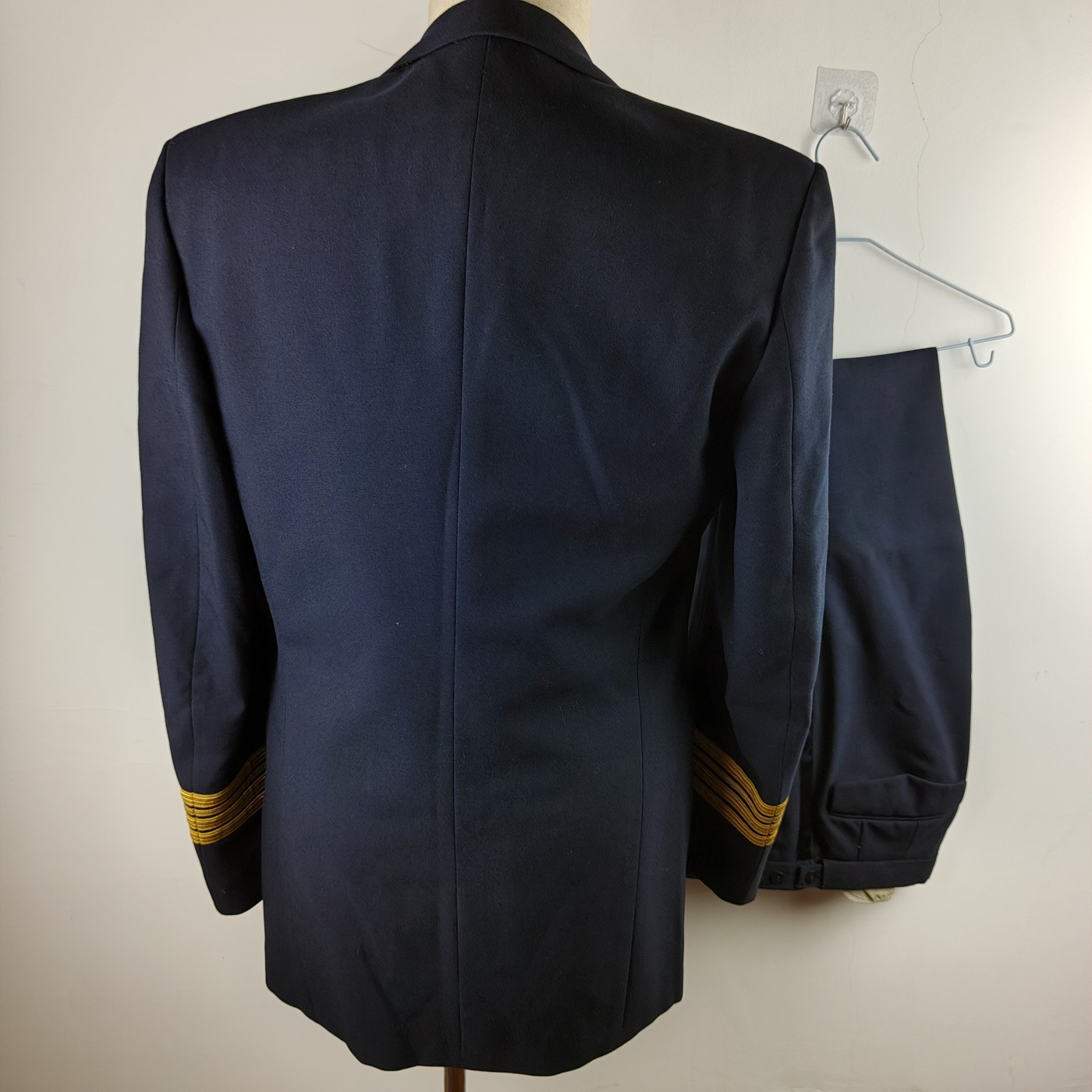 全场0元起拍 第91期 咸鱼国勋章拍卖专场 9月17日（周日）下午6：00开始 西德海军晚礼服一套 刺绣技能章 胸围106 肩宽48 衣长80 袖长66腰围84 裤长105