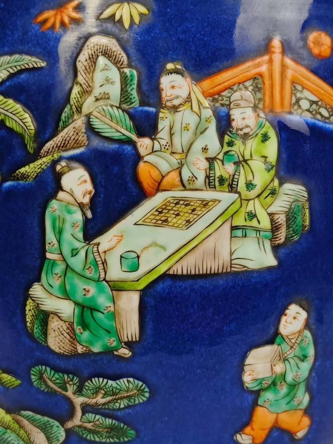 美品·款识“慎德堂博古制”精工细作满工洒蓝釉刻瓷人物纹卷缸。