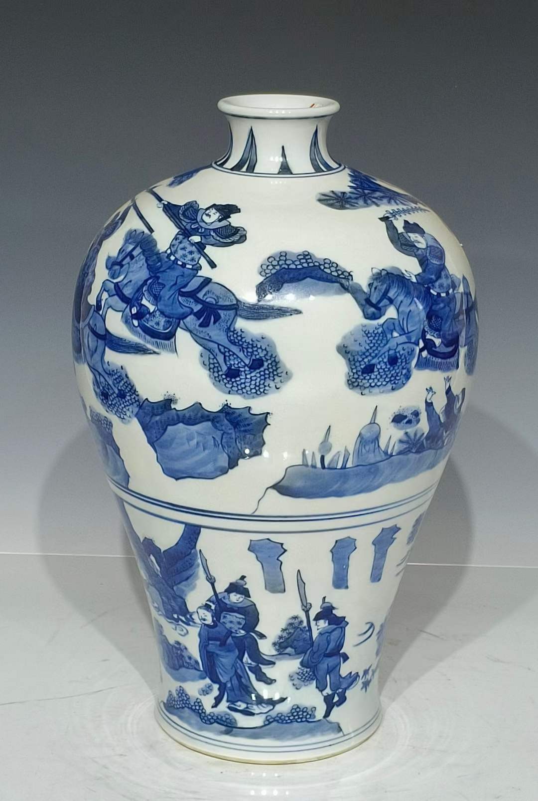 美品·款识“大清康熙年制”精工细作满工青花人物故事纹梅瓶。