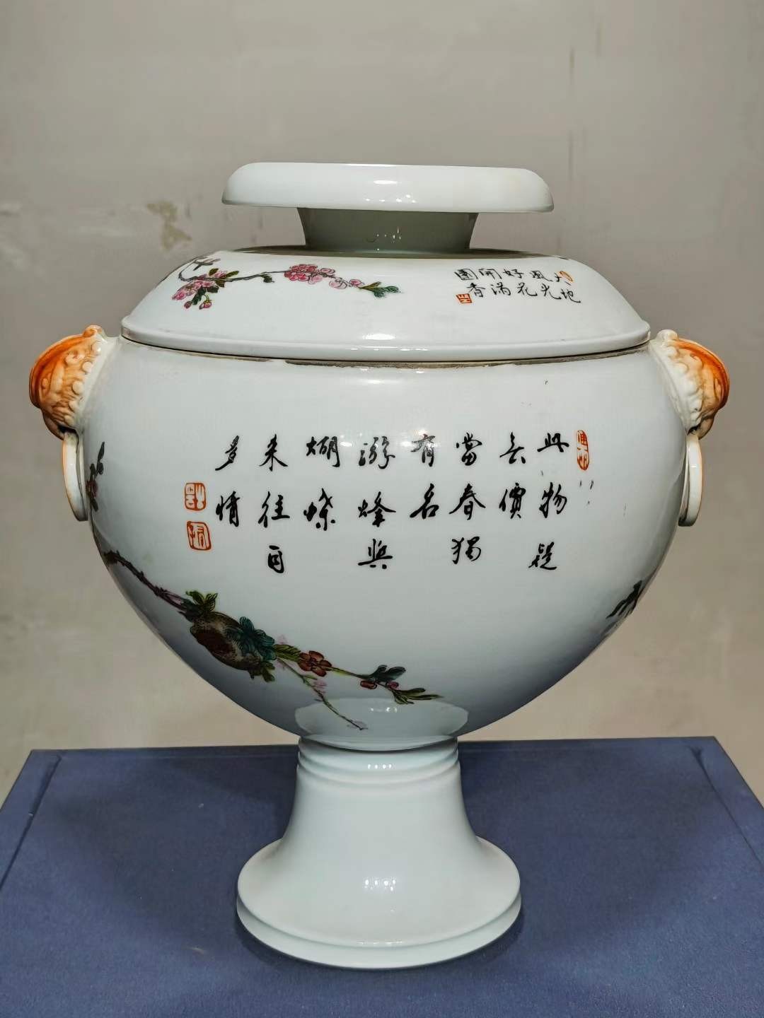 美品·款识“居仁堂制”精工细作满工粉彩“石榴喜鹊花鸟”纹兽首贯耳三体高足盖罐。 美品·款识“居仁堂制”精工细作满工粉彩“石榴喜鹊花鸟”纹兽首贯耳三体高足盖罐。