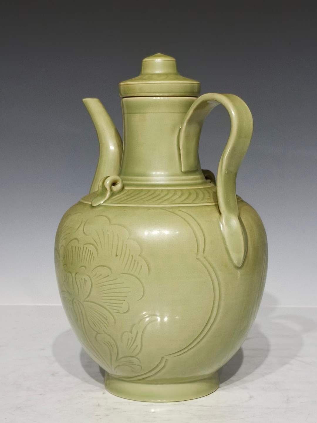 美品·精工细作满工越窑青瓷暗饰刻瓷花卉纹执壶。