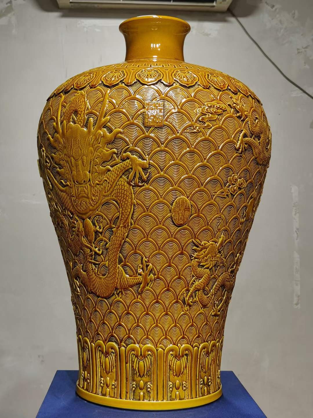 美品·款识“大清乾隆年制”精工细作满工黄釉高浮雕刻瓷海水龙纹梅瓶。 美品·款识“大清乾隆年制”精工细作满工黄釉高浮雕刻瓷海水龙纹梅瓶。