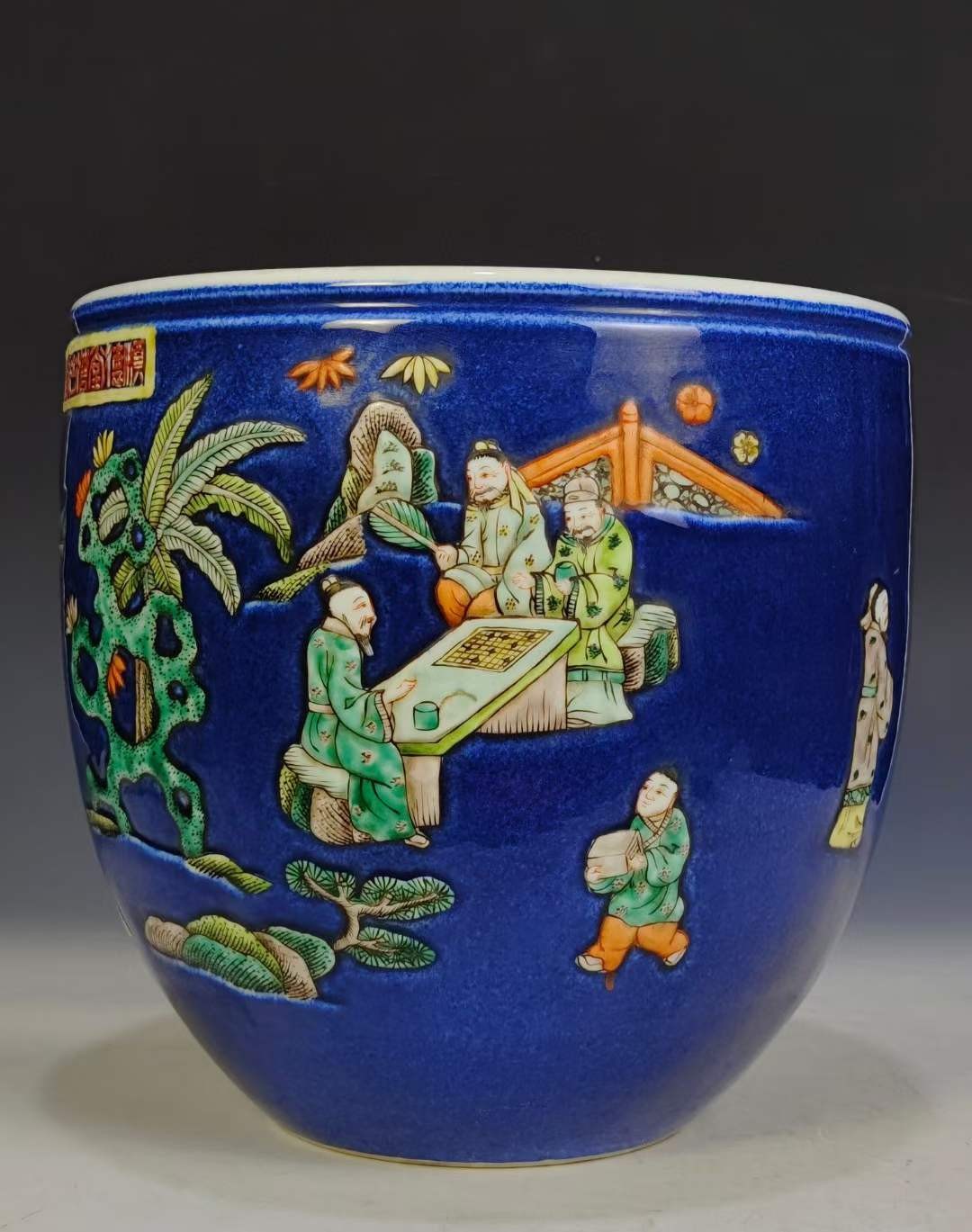 美品·款识“慎德堂博古制”精工细作满工洒蓝釉刻瓷人物纹卷缸。