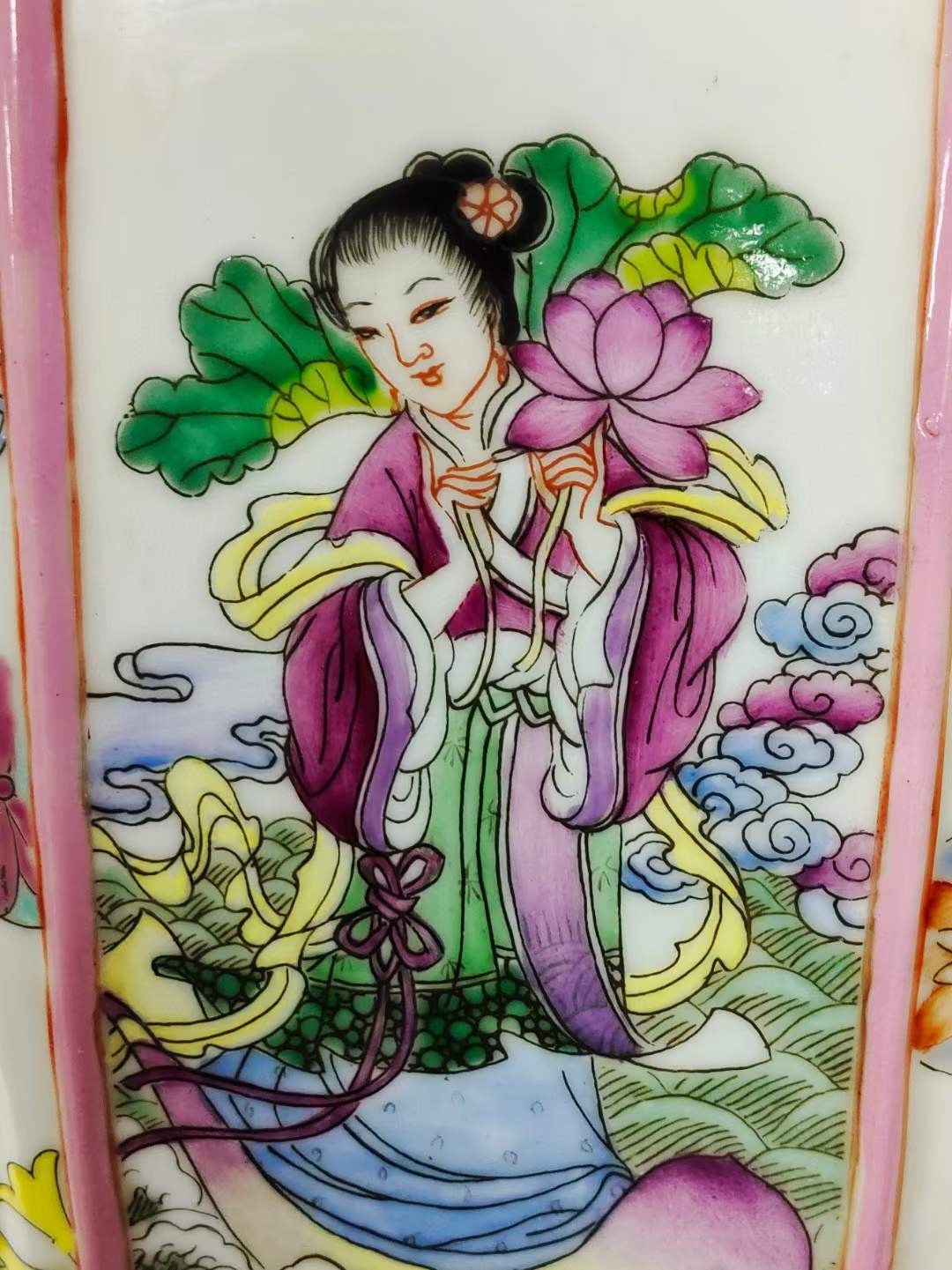 美品·款识“大清乾隆年制”精工细作满工粉彩八面开窗八仙过海纹瓜棱尊瓶。 美品·款识“大清乾隆年制”精工细作满工粉彩八面开窗八仙过海纹瓜棱尊瓶。