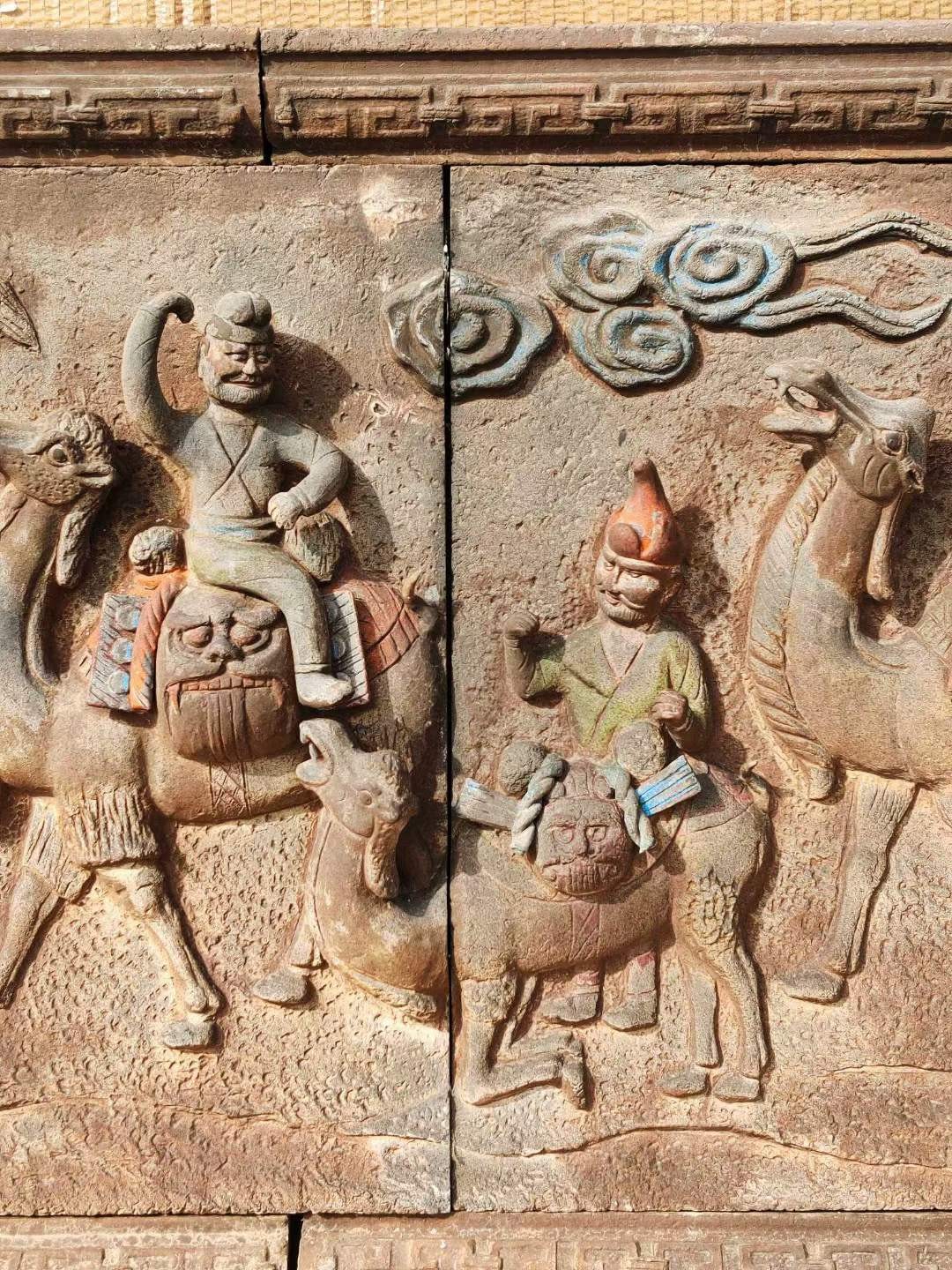 美品·精工老汉砖·层雕、浮雕·“丝绸之路”人物骆驼纹汉砖一套。立体高浮雕，颜色艳丽，手工雕塑，成色如图 美品·精工老汉砖·层雕、浮雕·“丝绸之路”人物骆驼纹汉砖一套。立体高浮雕，颜色艳丽，手工雕塑，成色如图