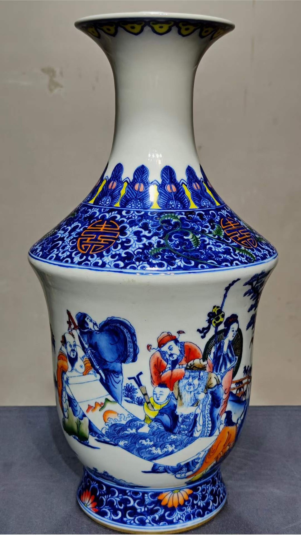 美品·款识“大清咸丰年制”精工细作满工青花粉彩八仙纹赏瓶一对。