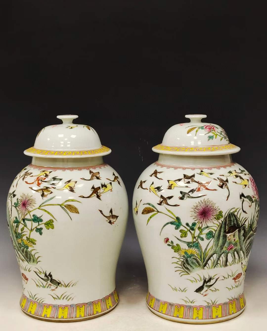 美品.款识“大清嘉庆年制”精工细作满工官窑粉彩大雁纹将军罐一对