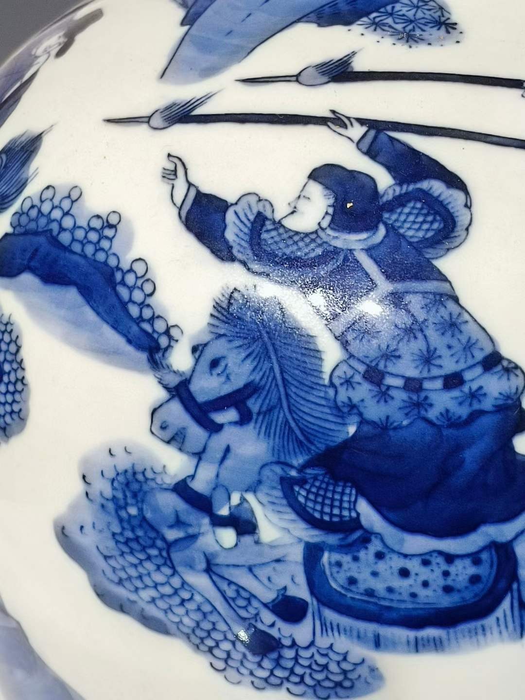 美品·款识“大清康熙年制”精工细作满工青花人物故事纹梅瓶。