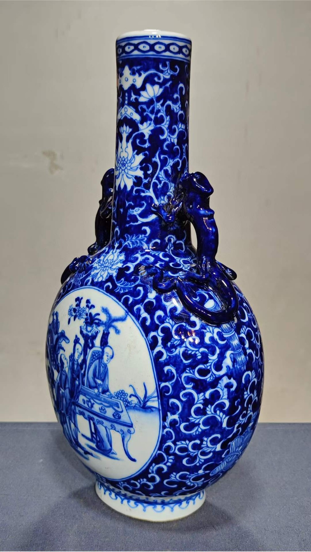 美品·款识“大清康熙年制”精工细作满工青花留白花卉缠枝莲两面开窗仕女图纹螭龙贯耳抱月瓶。