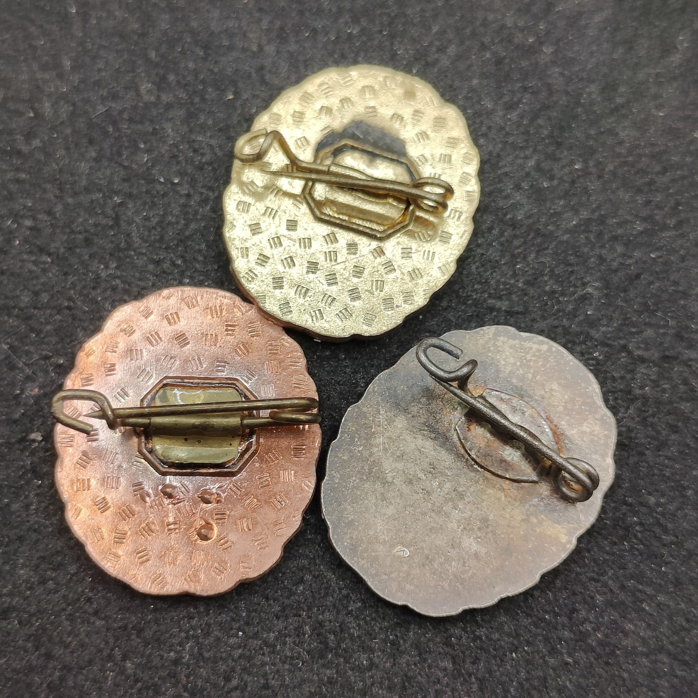 全场0元起拍 第91期 咸鱼国勋章拍卖专场 9月17日（周日）下午6：00开始 东德红十字珐琅章 金银铜一组