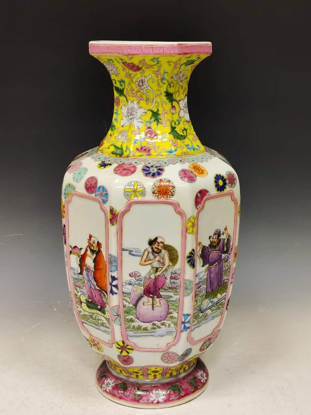 美品·款识“大清乾隆年制”精工细作满工粉彩八面开窗八仙过海纹瓜棱尊瓶。 美品·款识“大清乾隆年制”精工细作满工粉彩八面开窗八仙过海纹瓜棱尊瓶。