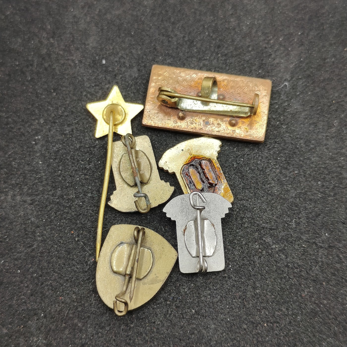 全场0元起拍 第91期 咸鱼国勋章拍卖专场 9月17日（周日）下午6：00开始 东德徽章一组