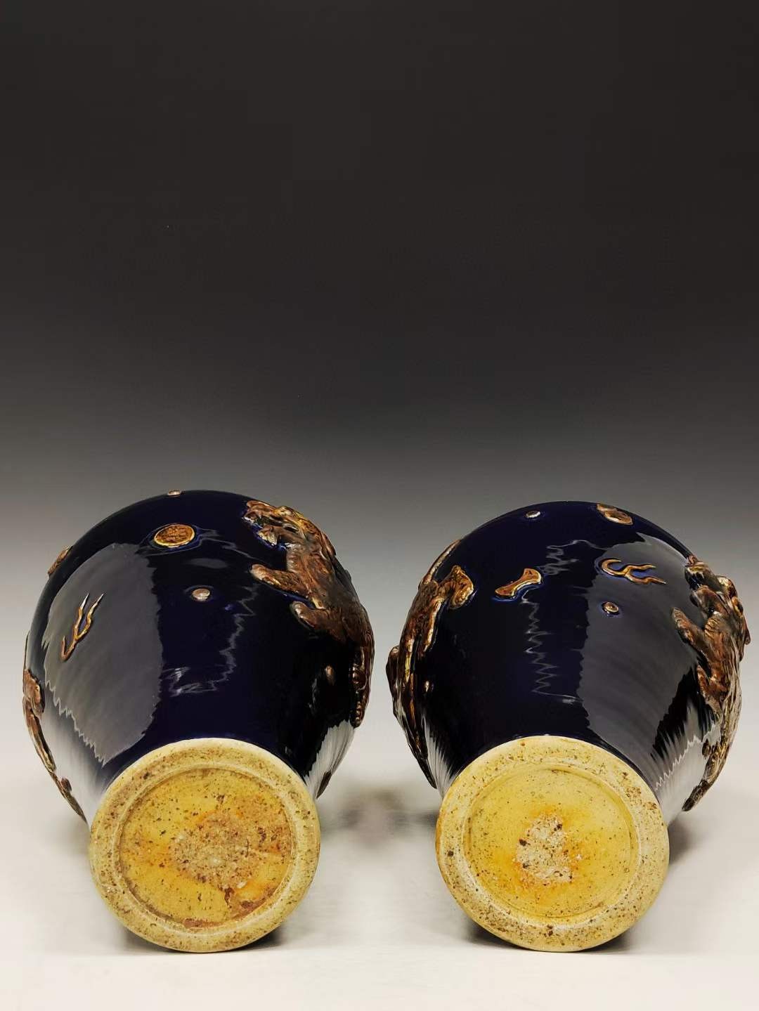 美品.精品霁蓝釉刻瓷浮雕麒麟纹带盖梅瓶一对