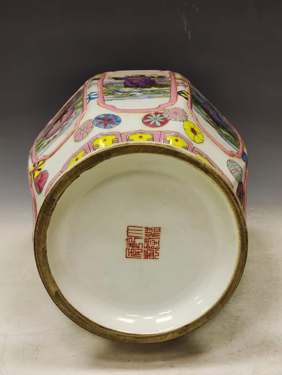 美品·款识“大清乾隆年制”精工细作满工粉彩八面开窗八仙过海纹瓜棱尊瓶。 美品·款识“大清乾隆年制”精工细作满工粉彩八面开窗八仙过海纹瓜棱尊瓶。