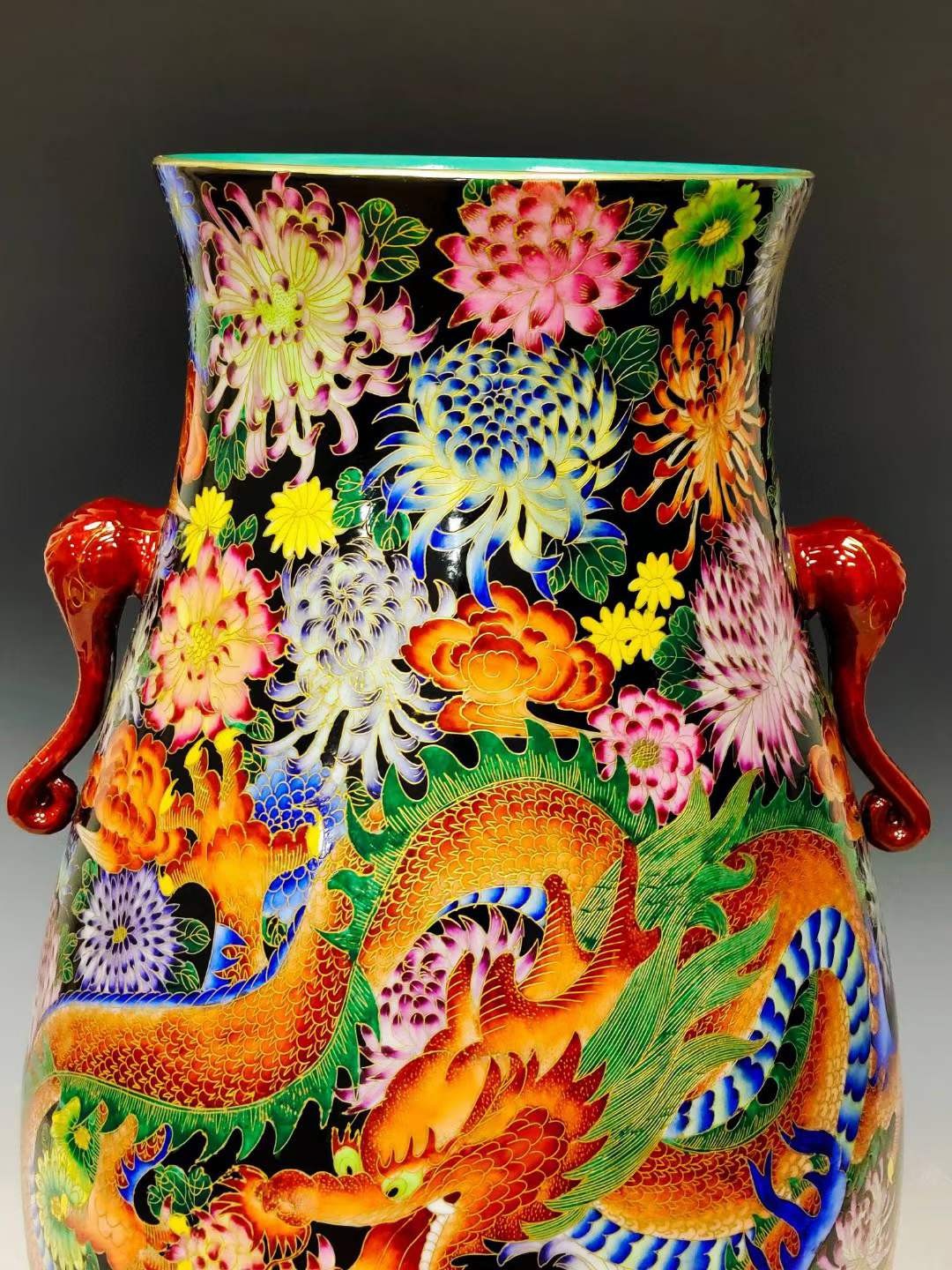 美品·款识“大清乾隆年制”精工细作满工描金掐丝珐琅彩龙凤穿花纹象耳尊。 美品·款识“大清乾隆年制”精工细作满工描金掐丝珐琅彩龙凤穿花纹象耳尊。