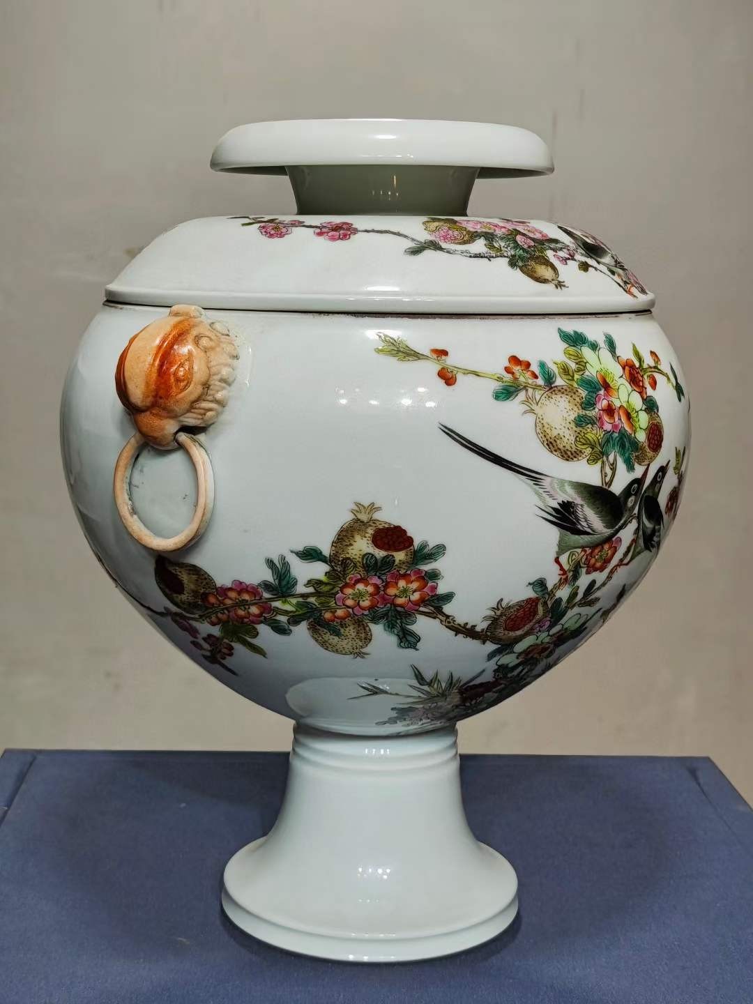 美品·款识“居仁堂制”精工细作满工粉彩“石榴喜鹊花鸟”纹兽首贯耳三体高足盖罐。 美品·款识“居仁堂制”精工细作满工粉彩“石榴喜鹊花鸟”纹兽首贯耳三体高足盖罐。