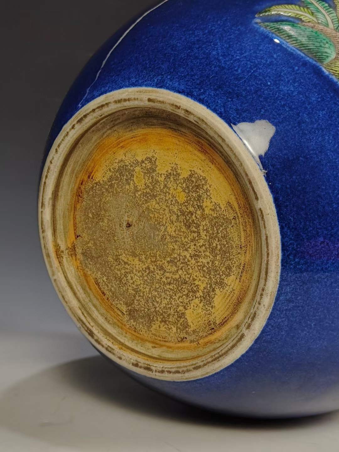 美品·款识“慎德堂博古制”精工细作满工洒蓝釉刻瓷人物纹卷缸。