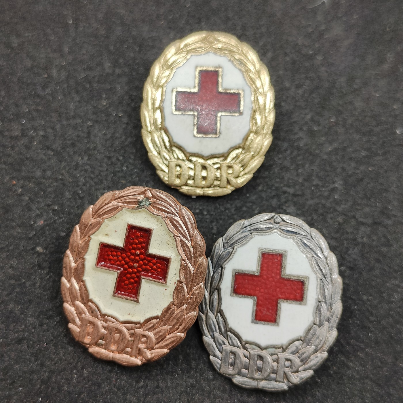 全场0元起拍 第91期 咸鱼国勋章拍卖专场 9月17日（周日）下午6：00开始 东德红十字珐琅章 金银铜一组