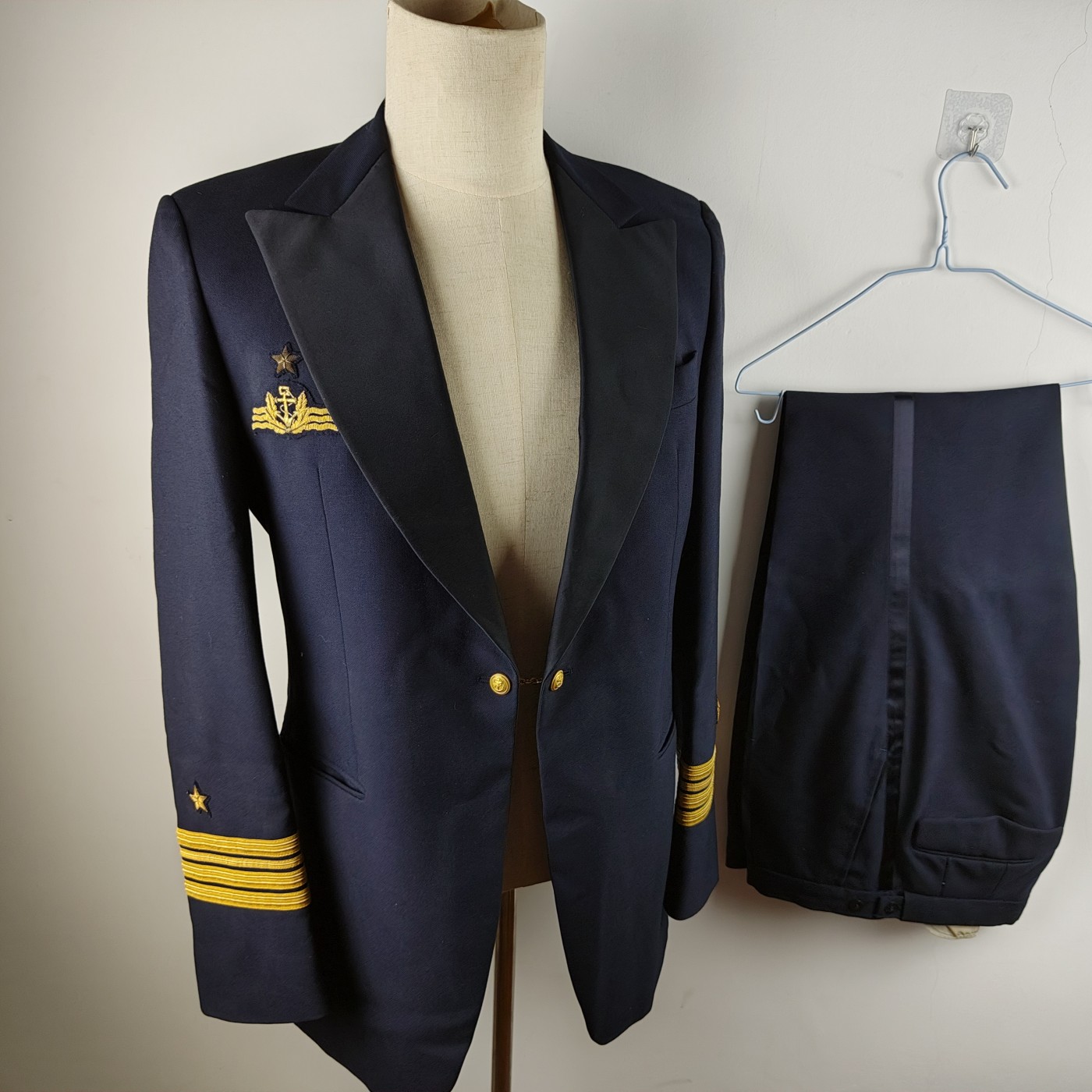 全场0元起拍 第91期 咸鱼国勋章拍卖专场 9月17日（周日）下午6：00开始 西德海军晚礼服一套 刺绣技能章 胸围106 肩宽48 衣长80 袖长66腰围84 裤长105