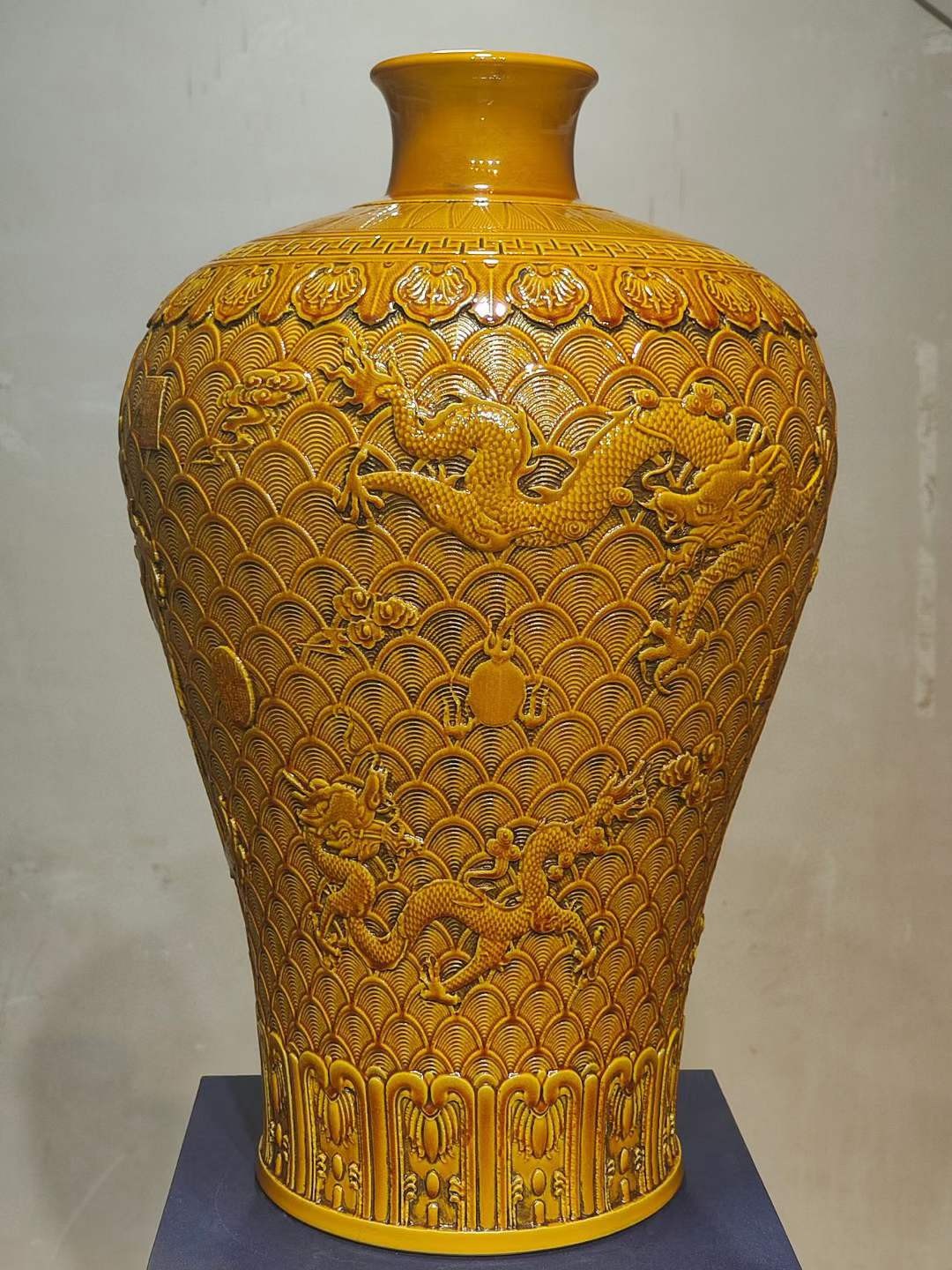 美品·款识“大清乾隆年制”精工细作满工黄釉高浮雕刻瓷海水龙纹梅瓶。 美品·款识“大清乾隆年制”精工细作满工黄釉高浮雕刻瓷海水龙纹梅瓶。